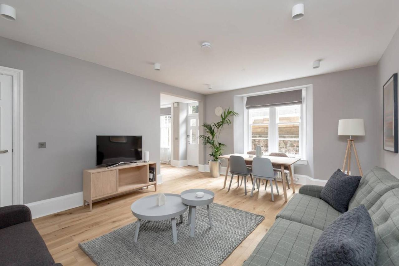 Joivy Luxurious 2Br Home Near Haymarket Station エディンバラ エクステリア 写真