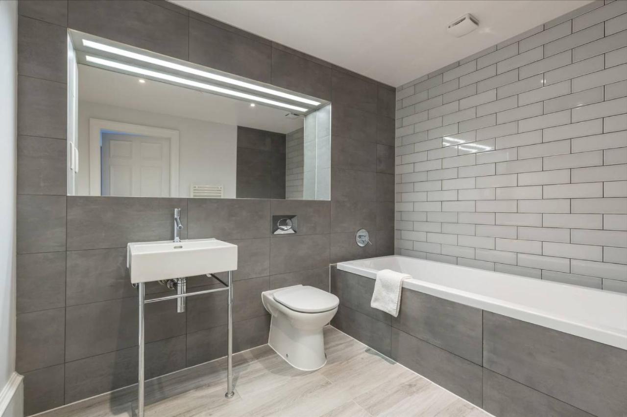 Joivy Luxurious 2Br Home Near Haymarket Station エディンバラ エクステリア 写真